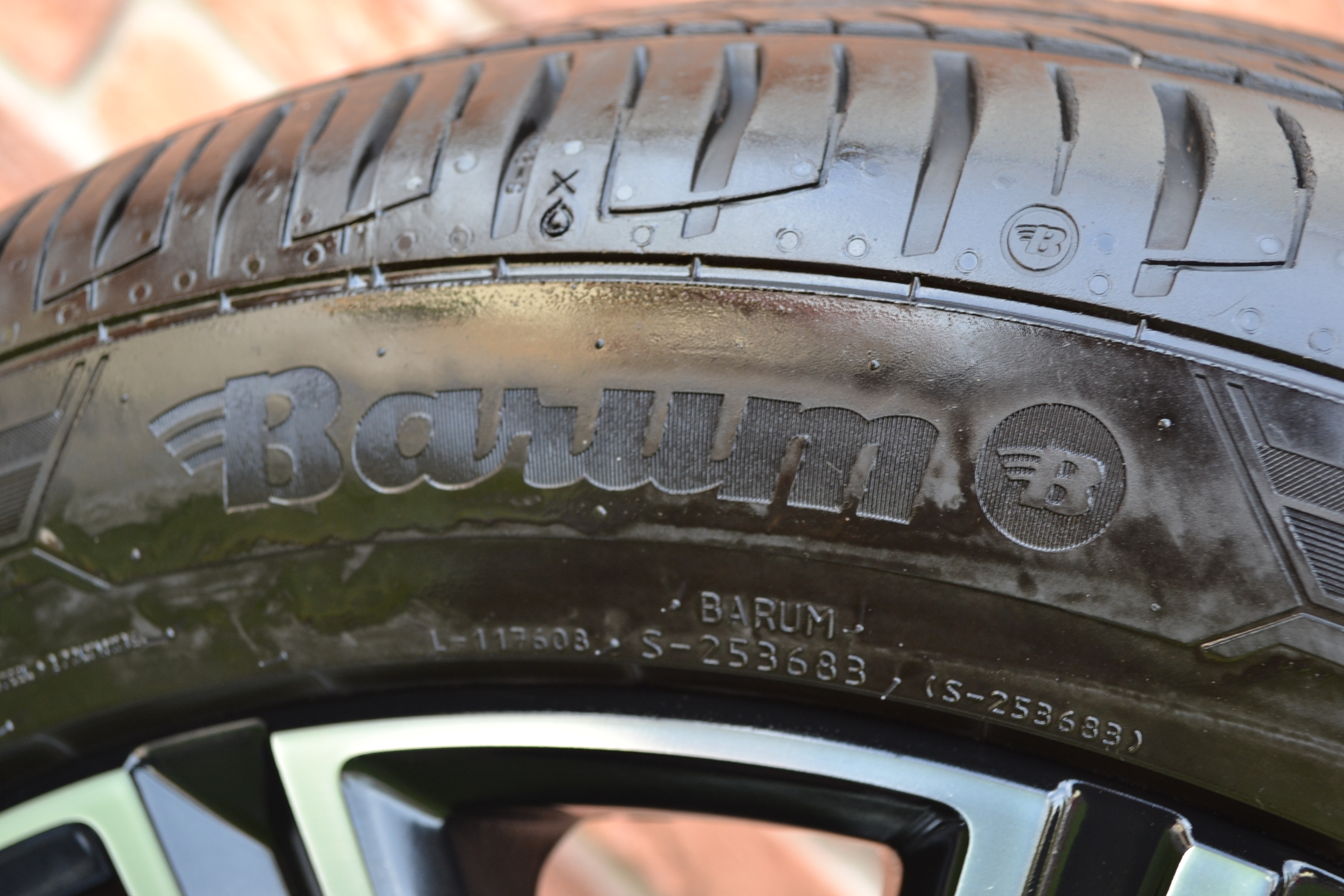 5x108 R18 Letná sada Originál Volvo V60 + 235/45 R18 Barum Bravuris 5 – Obrázok 6
