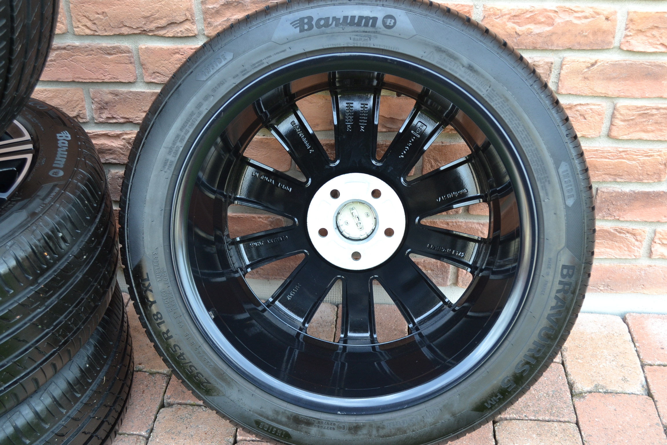 5x108 R18 Letná sada Originál Volvo V60 + 235/45 R18 Barum Bravuris 5 – Obrázok 9