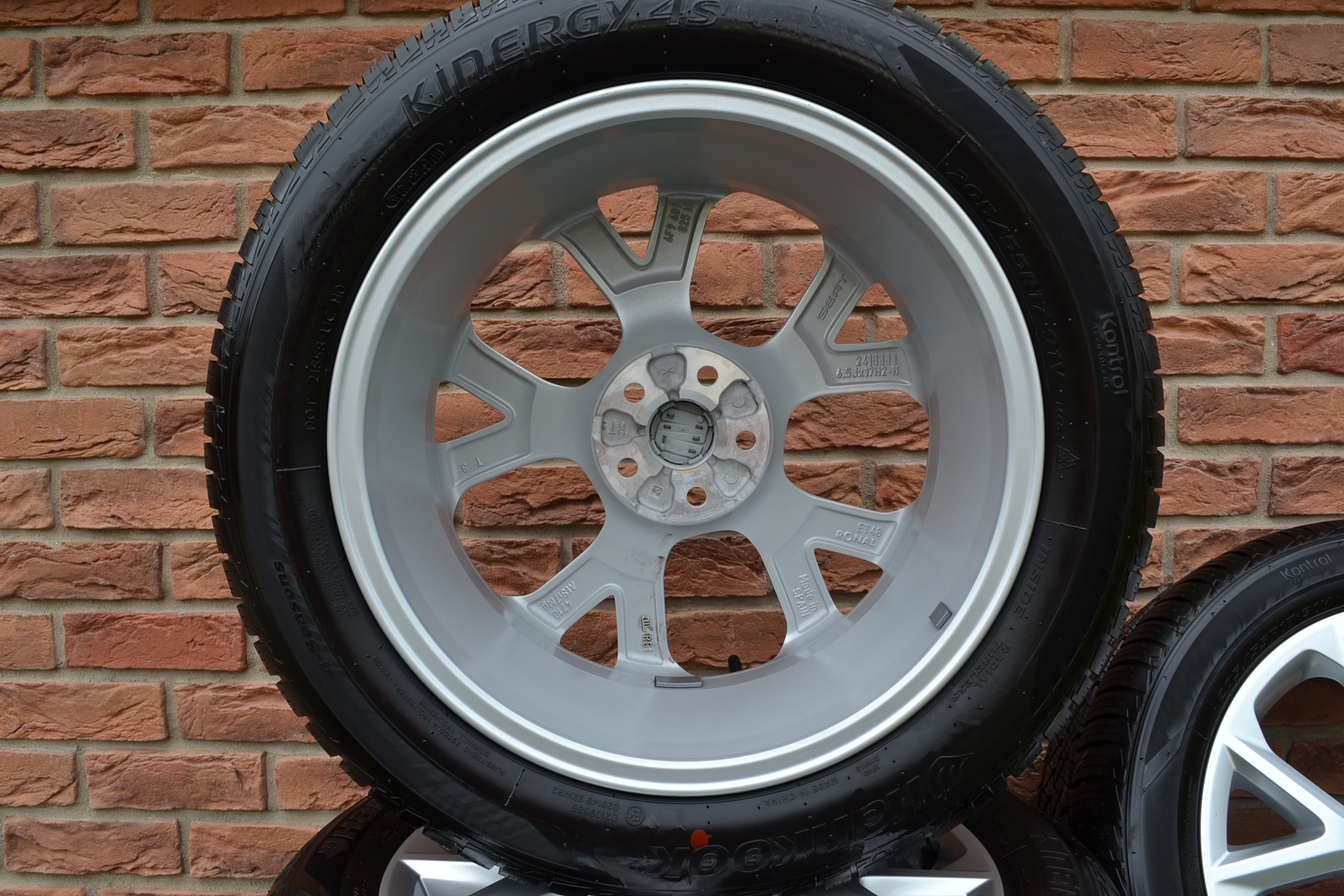 5x100 R17 Celoročná sada Originál Seat Arona + 205/55 R17 Hankook – Obrázok 3